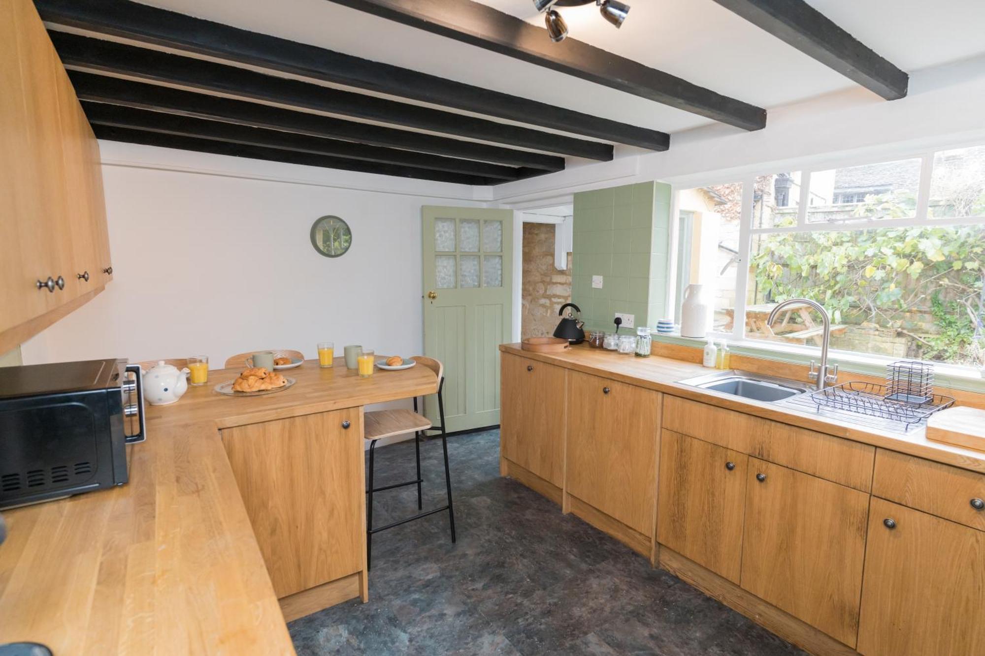 Cosy For Family & Friends! Sleeps 9, Pets Welcome Holiday home