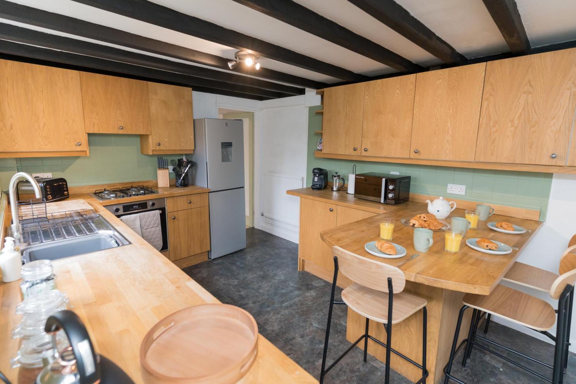 Cosy For Family & Friends! Sleeps 9, Pets Welcome Holiday home *