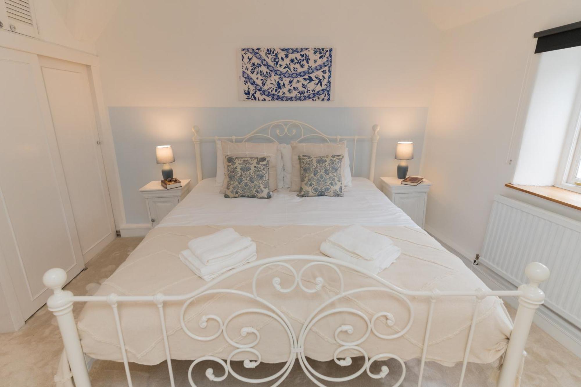 Cosy For Family & Friends! Sleeps 9, Pets Welcome Holiday home *