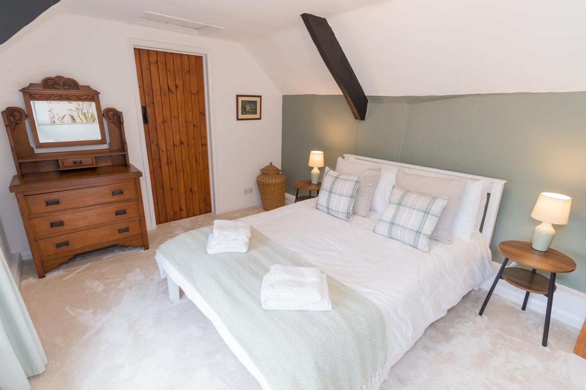 Cosy For Family & Friends! Sleeps 9, Pets Welcome Holiday home