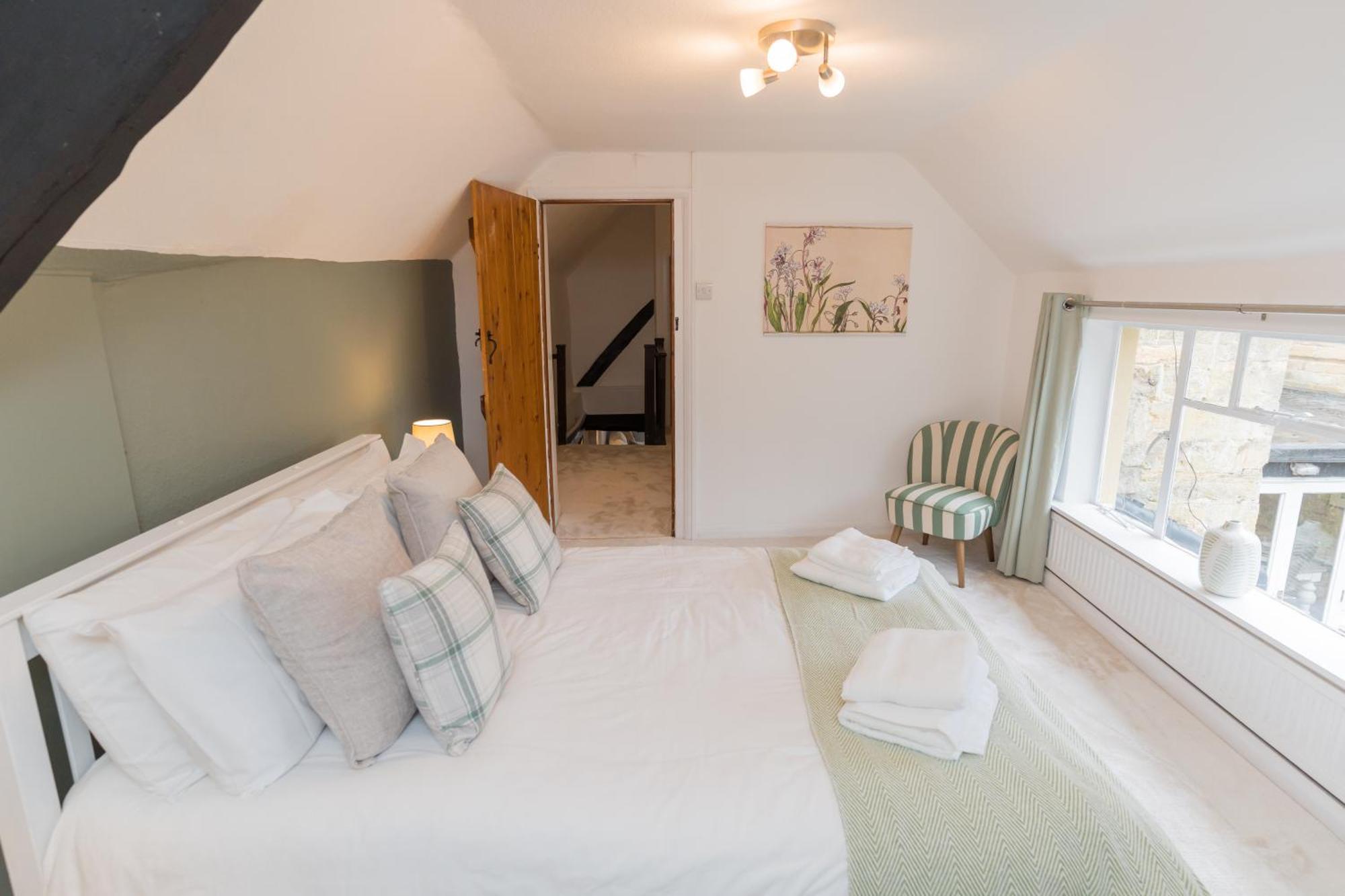 Cosy For Family & Friends! Sleeps 9, Pets Welcome Holiday home *