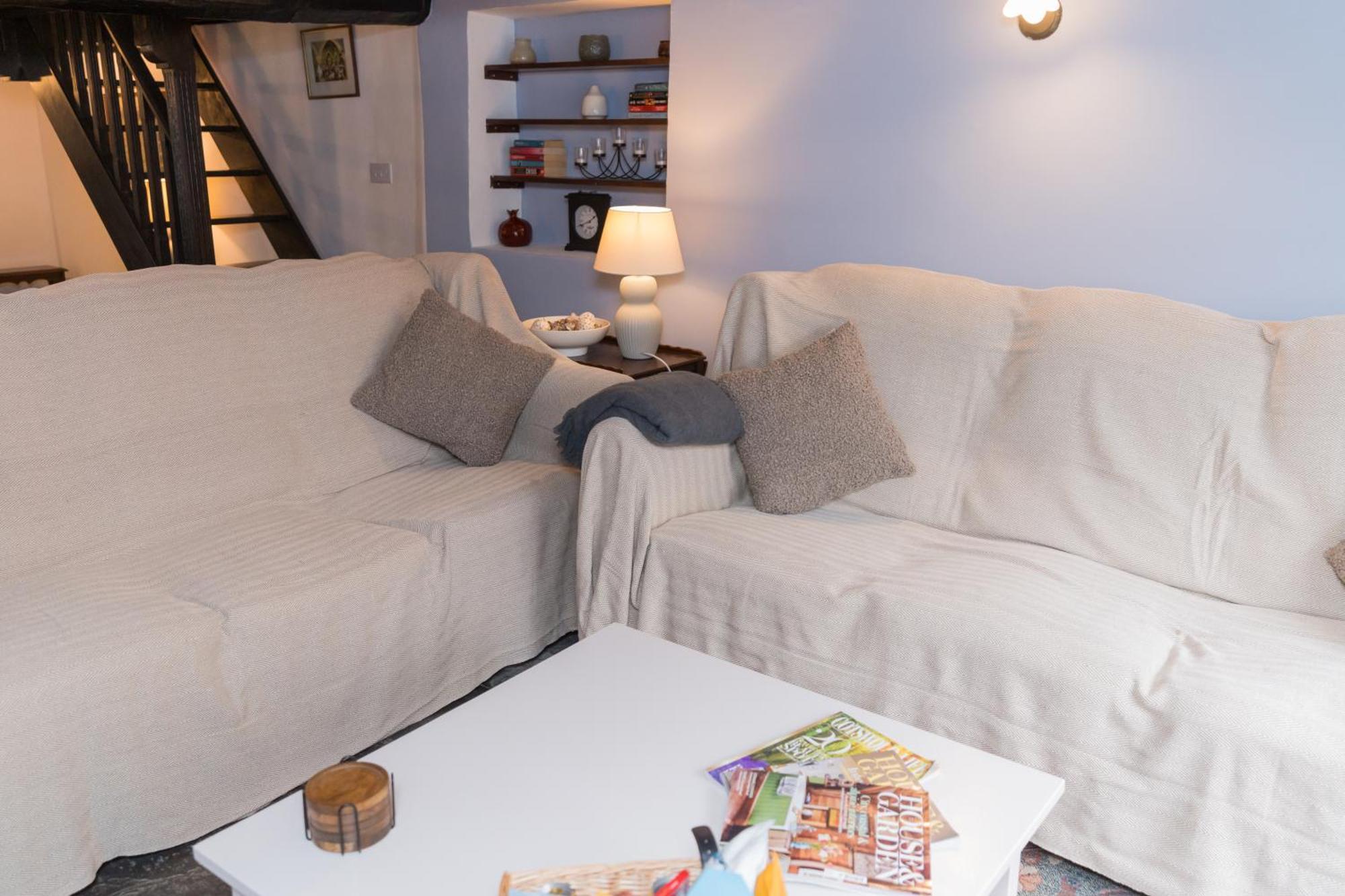 Cosy For Family & Friends! Sleeps 9, Pets Welcome Holiday home *