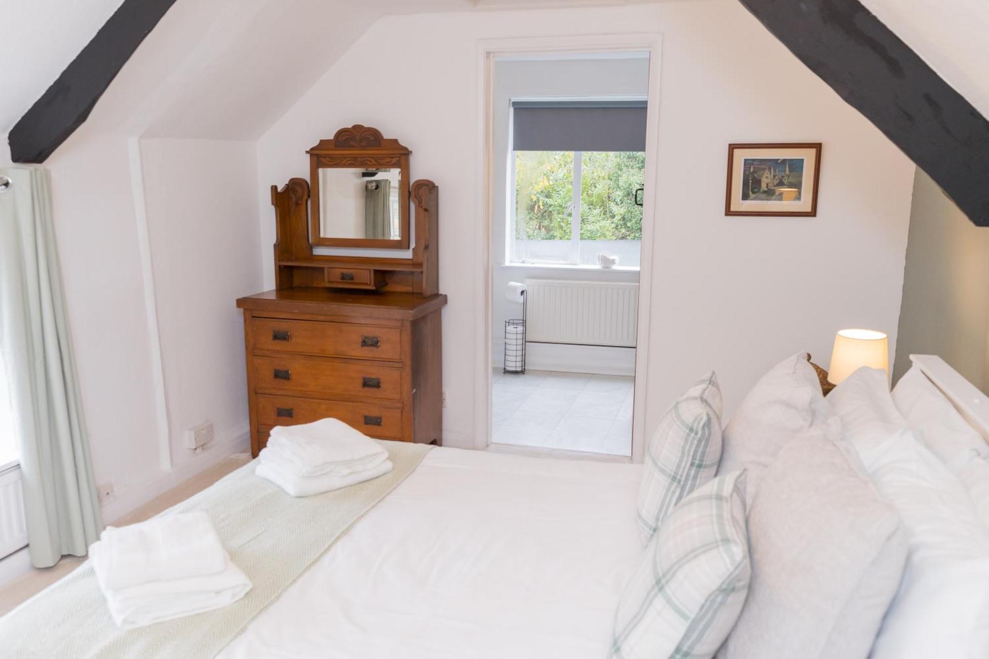 Cosy For Family & Friends! Sleeps 9, Pets Welcome Holiday home Stanton (Worcestershire)