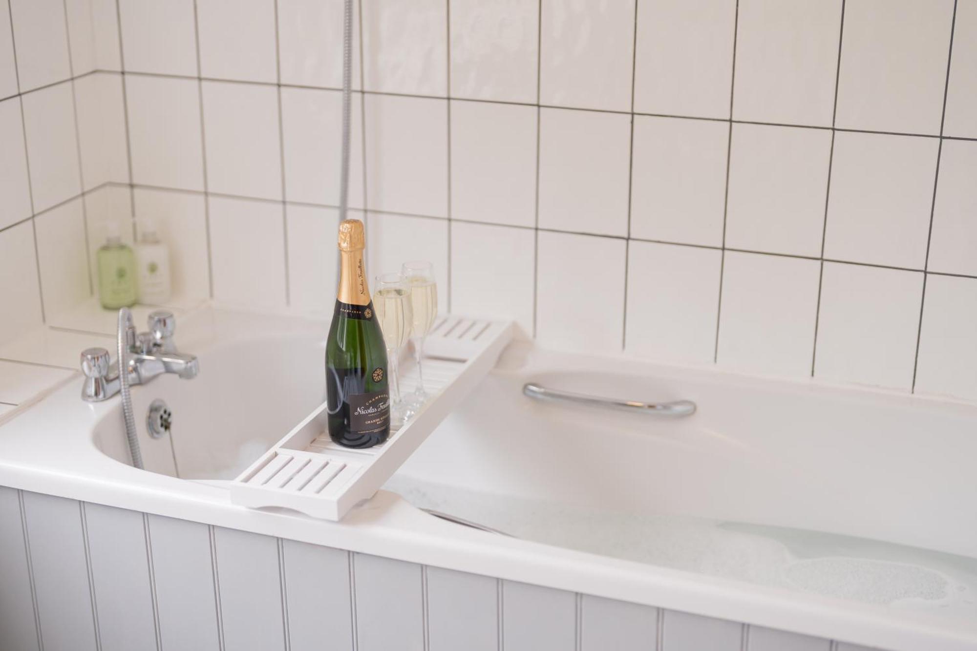 Cosy For Family & Friends! Sleeps 9, Pets Welcome * Stanton (Worcestershire)