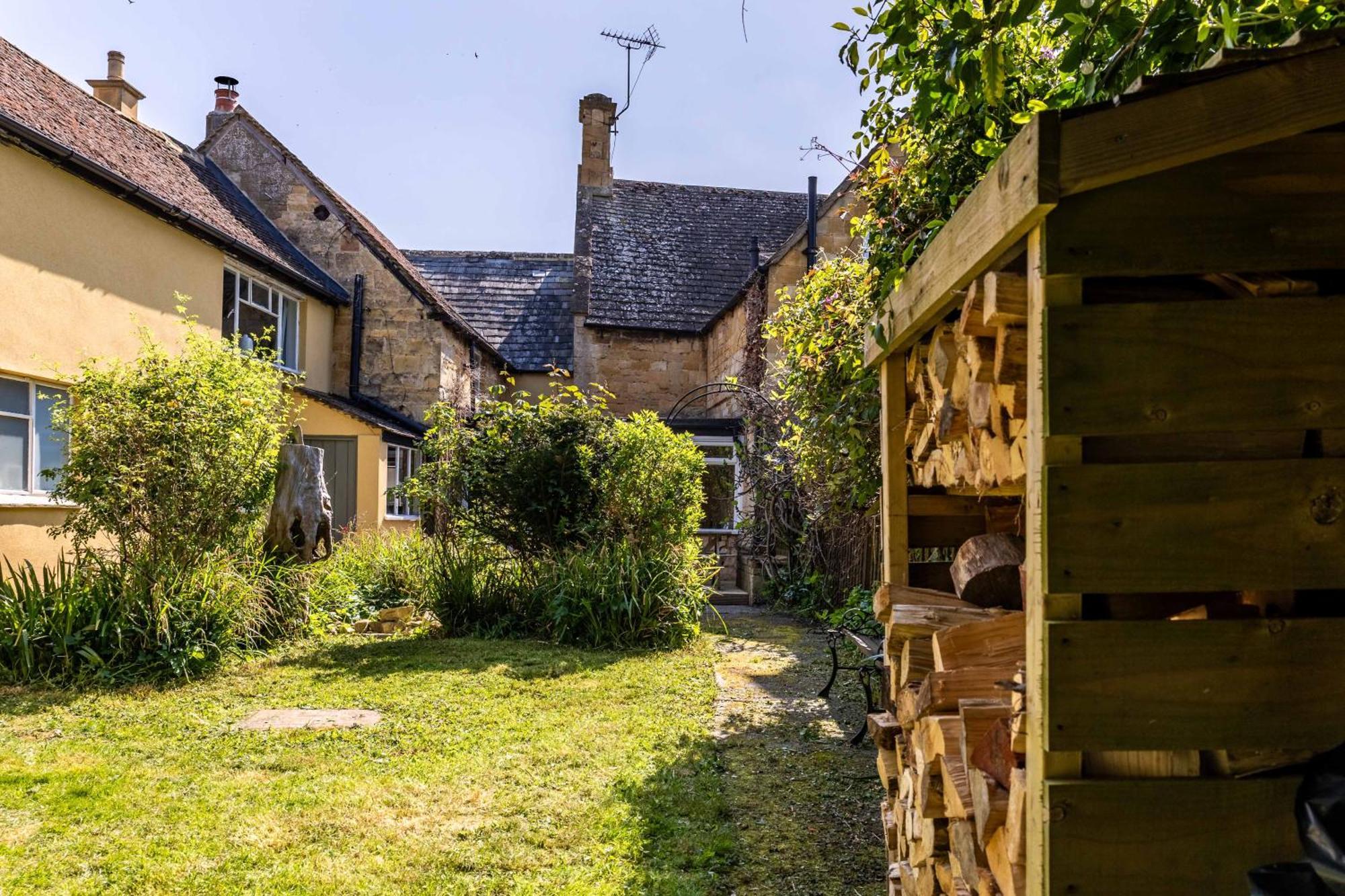 Holiday home Cosy For Family & Friends! Sleeps 9, Pets Welcome *